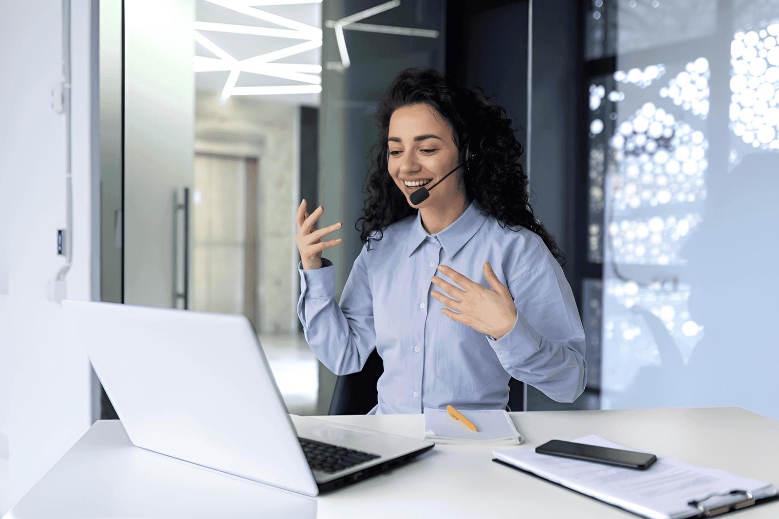 Read more about the article The Evolution of Contact Centers: From Call Centers to Multichannel Hubs